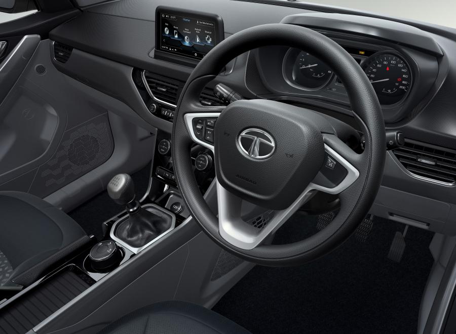 Детали интерьера Tata Nexon 2017 года  (фото 17 из 22)